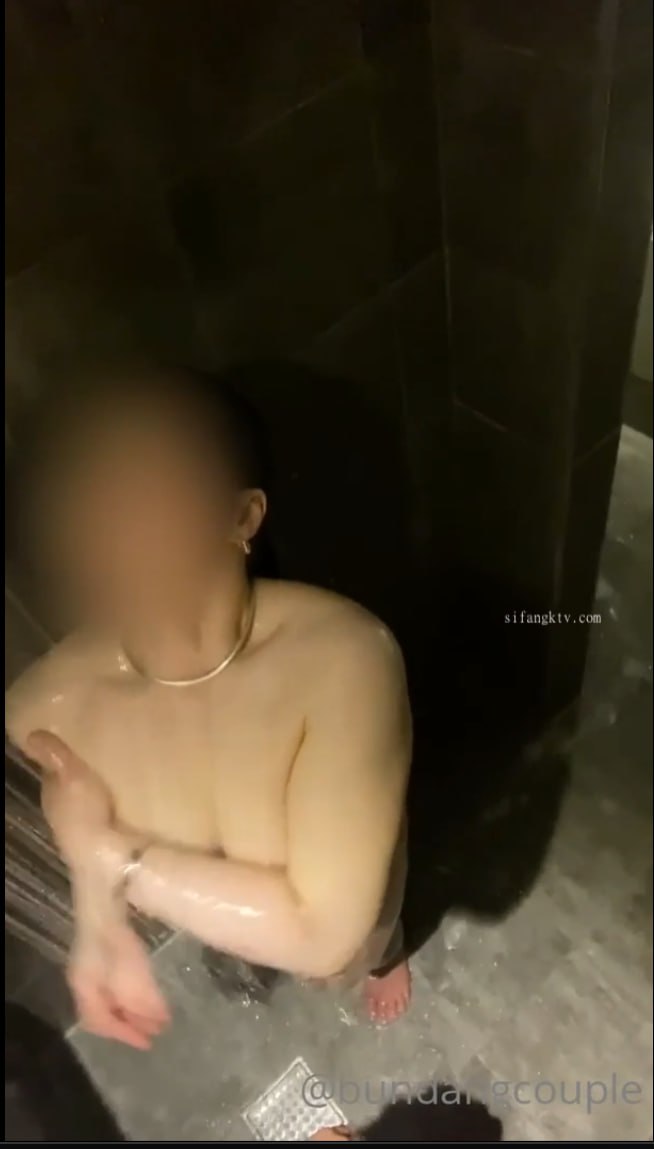 新收的两个稚嫩技校干妹妹（为了在学校不受欺负认大哥)和社会小青年旅馆开房淫乱一个妹子还来月经了